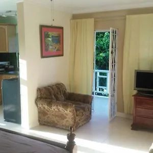 Apartment Stylish Ac, Balcony, Parking, Pool, Ocho Rios